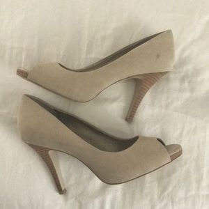 Banana republic pep toe pumps. Leather.